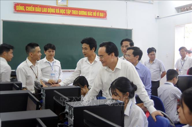 Bộ trưởng Bộ Giáo dục và Đào tạo Phùng Xuân Nhạ thăm phòng học máy tính tại trường THPT Tô Hiệu, thành phố Sơn La. Ảnh: Hữu Quyết - TTXVN Sơn La chuẩn bị cho kỳ thi tốt nghiệp Trung học phổ thông năm 2020 diễn ra an toàn, nghiêm túc ảnh 1