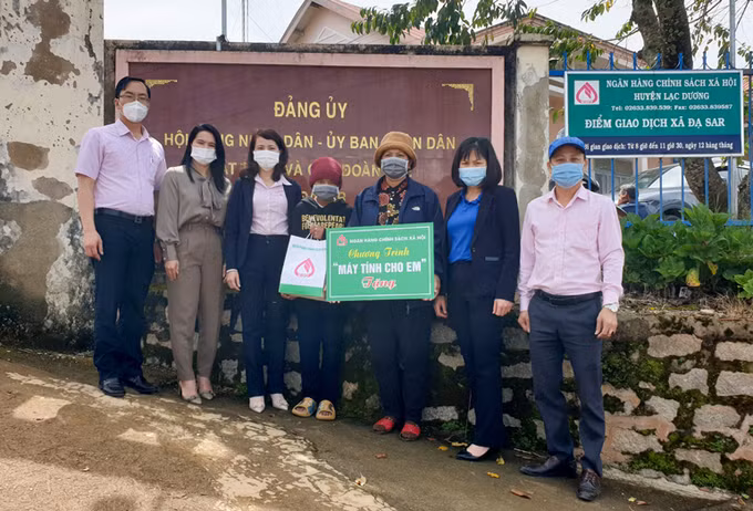 Lâm Đồng: Hỗ trợ chương trình “Sóng và máy tính cho em” 2 tỷ đồng ảnh 1