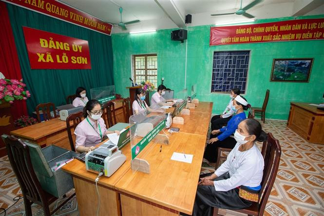 Hoạt động giao dịch, giao ban tại 151 điểm giao dịch xã trên toàn tỉnh được duy trì thực hiện hiệu quả, đảm bảo tuyệt đối an toàn về người, tài sản. Trong ảnh: Một buổi giao dịch tại xã Lỗ Sơn của các cán bộ Ngân hàng Chính sách huyện Tân Lạc. Ảnh: Trọng Đạt - TTXVN Hòa Bình có hơn 30 nghìn lượt người nghèo, chính sách được vay vốn ảnh 4