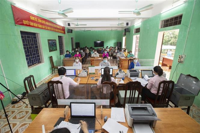 Trong 10 tháng năm 2021, Ngân hàng Chính sách Xã hội tỉnh Hòa Bình đã phục vụ được 30 ngàn lượt hộ nghèo và các đối tượng chính sách khác vay vốn đầu tư phát triển sản xuất, kinh doanh. Ảnh: Trọng Đạt - TTXVN Hòa Bình có hơn 30 nghìn lượt người nghèo, chính sách được vay vốn ảnh 8