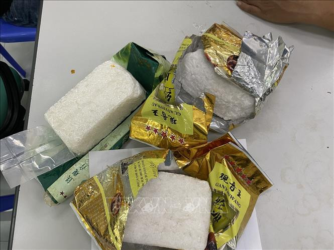 Ma túy tổng hợp . Ảnh: TTXVN phát Điện Biên: Bắt quả tang đối tượng nữ vận chuyển bán trái phép 4 bánh heroin ảnh 1