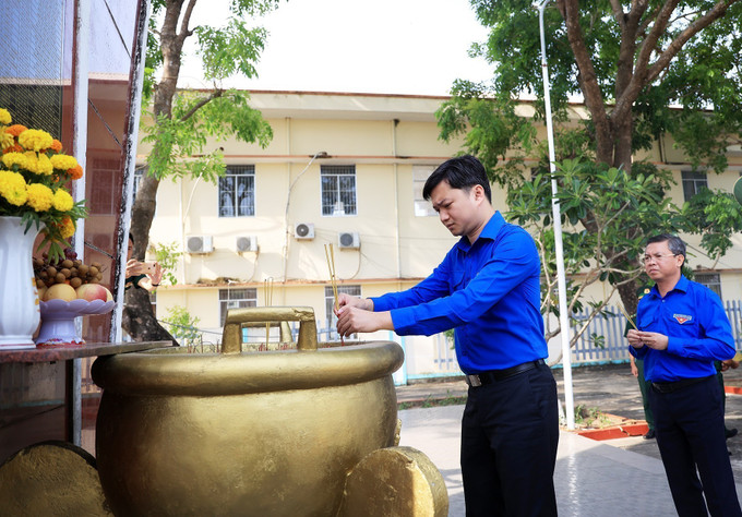 Bí thư BCH Trung ương Đoàn TNCS Hồ Chí Minh Nguyễn Minh Triết thắp hương tưởng niệm cán bộ, chiến sĩ Bộ đội Biên phòng hy sinh tại xã Phú Mỹ (huyện Giang Thành, tỉnh Kiên Giang) trong chiến đấu bảo vệ biên giới Tây Nam năm 1977 - 1979. Ảnh: Hồng Đạt - TTXVN Tuổi trẻ Việt Nam hành động vì biên cương Tổ quốc ảnh 1