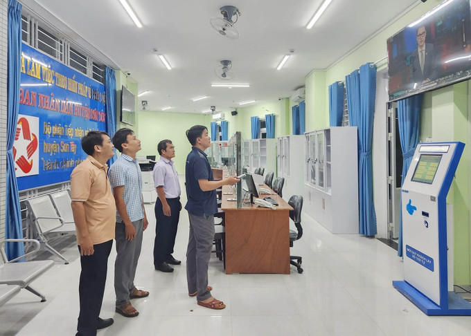 Đẩy mạnh xây dựng chính quyền số tại huyện nghèo Sơn Tây. Ảnh: TTXVN Quảng Ngãi hỗ trợ đồng bào vùng đặc biệt khó khăn ứng dụng công nghệ thông tin ảnh 1