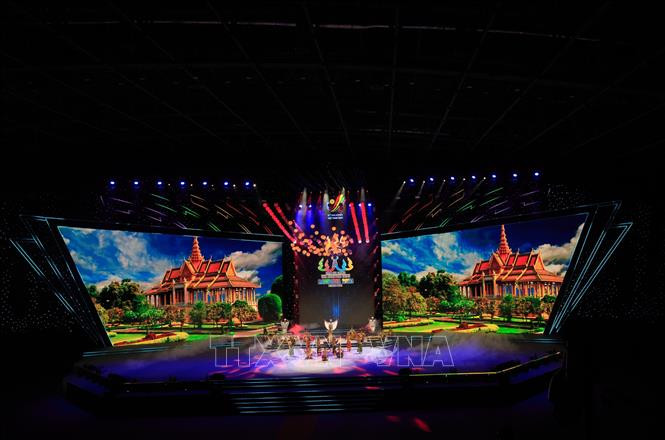 Chương trình biểu diễn nghệ thuật chào mừng của đất nước Chùa Tháp bằng Vũ điệu Apsara - biểu tượng của văn hóa, tâm hồn và bản sắc của người Khmer. Ảnh: TTXVN Lễ Bế mạc SEA Games 31: Hội tụ để cùng ngân vang khúc ca chiến thắng ảnh 8