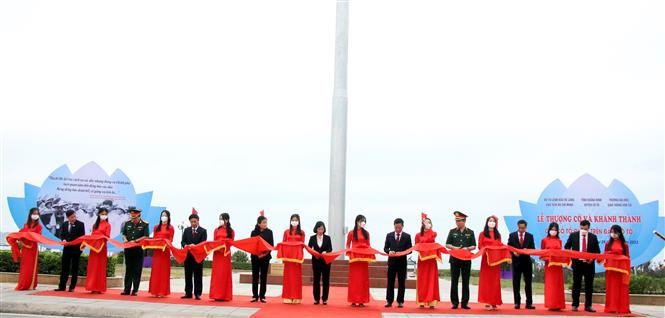 Nghi lễ cắt băng khánh thành công trình cột cờ Tổ quốc trên đảo Cô Tô. Ảnh: TTXVN phát Thiêng liêng Lễ thượng cờ và khánh thành cột cờ Tổ quốc trên đảo Cô Tô ảnh 2