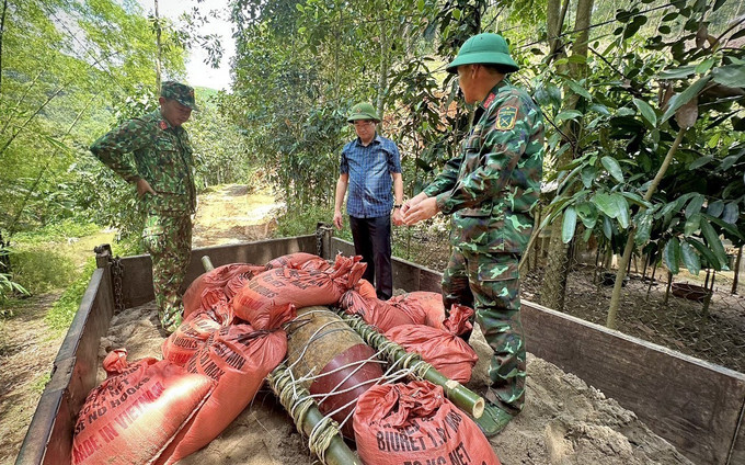 Quả bom được đưa đi hủy nổ. Ảnh: TTXVN phát Hủy nổ an toàn quả bom được phát hiện ở huyện Văn Yên, Yên Bái ảnh 2