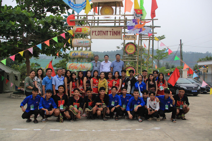 Lãnh đạo tỉnh Khánh Hòa chụp ảnh lưu niệm với học sinh dân tộc thiểu số trường Dân tộc nội trú Khánh Hòa tại hội trại văn hóa - văn nghệ dành cho học sinh dân tộc thiểu số tỉnh Khánh Hòa. Ảnh: Phan Sáu - TTXVN Khánh Hòa chăm lo giáo dục, đào tạo vùng đồng bào dân tộc thiểu số, miền núi ảnh 1