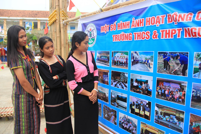 Học sinh dân tộc Trường THCS và THPT Nguyễn Thái Bình, huyện Khánh Vĩnh tham quan hình ảnh trưng bày các hoạt động của Nhà trường. Ảnh: Phan Sáu - TTXVN Khánh Hòa chăm lo giáo dục, đào tạo vùng đồng bào dân tộc thiểu số, miền núi ảnh 4