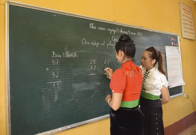 Xóa mù chữ, nâng cao trình độ dân trí cho người dân vùng cao, biên giới Điện Biên ảnh 4