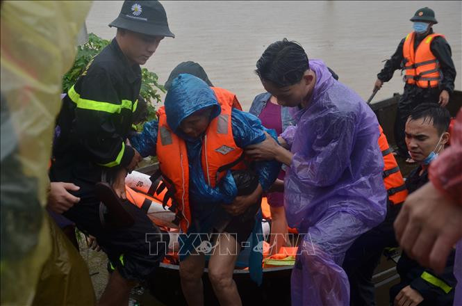 Lực lượng Cảnh sát Phòng cháy chữa cháy và cứu nạn cứu hộ - Công an tỉnh Gia Lai cứu hộ 14 hộ dân đến nơi an toàn. Ảnh: Quang Thái- TTXVN Gia Lai kịp thời hỗ trợ, di dời người dân vùng ngập lụt ảnh 4
