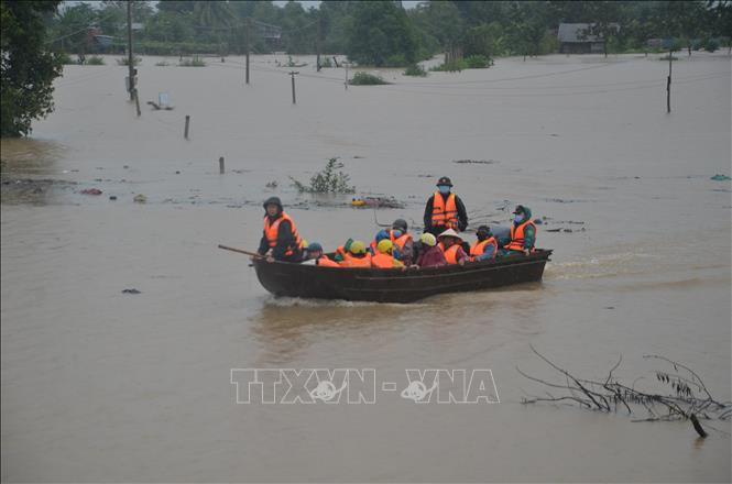 Lực lượng Cảnh sát Phòng cháy chữa cháy và cứu nạn cứu hộ - Công an tỉnh Gia Lai cứu hộ 14 hộ dân đến nơi an toàn. Ảnh: Quang Thái- TTXVN Gia Lai kịp thời hỗ trợ, di dời người dân vùng ngập lụt ảnh 2
