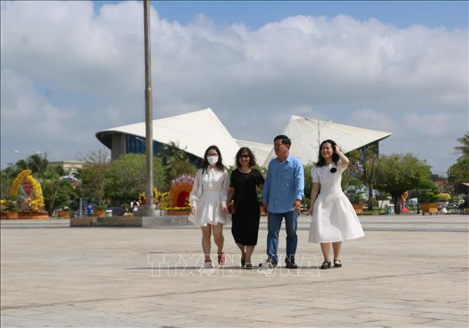 Du khách tham quan Quảng trường Hùng Vương - điểm du lịch hấp dẫn tại Bạc Liêu. Ảnh: Tuấn Kiệt – TTXVN Bạc Liêu phát triển du lịch vùng phía Bắc Quốc lộ 1A trở thành sản phẩm du lịch quan trọng ảnh 2