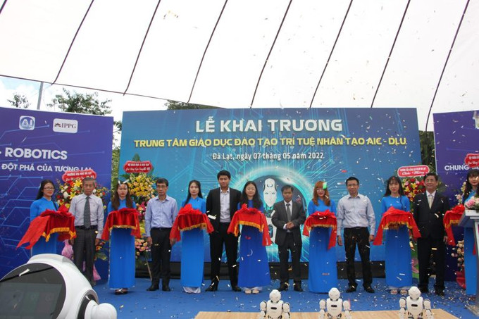 Lễ khai trương và cắt băng khánh thành Trung tâm Giáo dục đào tạo trí tuệ nhân tạo và Công nghệ (AIC). Ảnh: dlu.edu.vn Đưa vào hoạt động Trung tâm đào tạo, nghiên cứu về trí tuệ nhân tạo đầu tiên tại Tây Nguyên ảnh 1