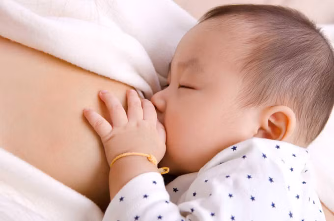 Trẻ sơ sinh có thể miễn dịch thụ động nhờ sữa mẹ khi mẹ từng mắc COVID-19 ảnh 1