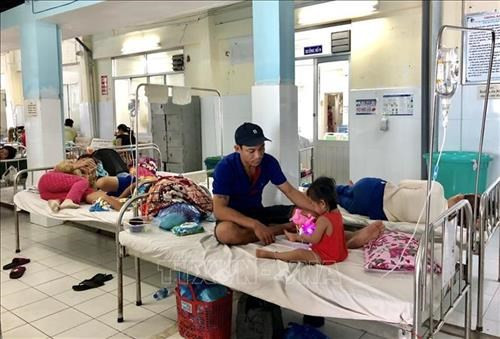 Bệnh nhi mắc tay chân miệng nhập viện điều trị. Ảnh: Thanh Sang - TTXVN Kiên Giang tập trung giám sát, xử lý các ổ dịch sốt xuất huyết và tay chân miệng ảnh 1