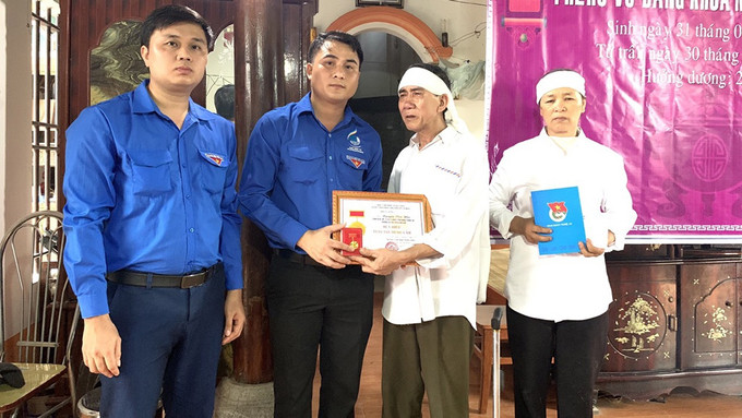 Người thân sinh viên Nguyễn Văn Nhã nhận Huy Hiệu Tuổi trẻ dũng cảm của T.Ư Đoàn truy tặng nam sinh dũng cảm. Ảnh: thanhnien.vn Chủ tịch nước Nguyễn Xuân Phúc chỉ đạo truy tặng Huân chương Dũng cảm cho sinh viên quên mình cứu bạn ảnh 1