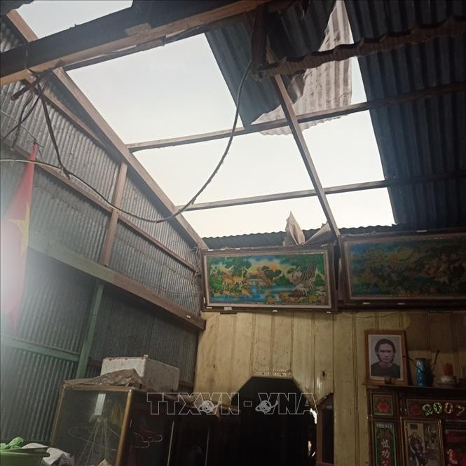 Giông, lốc khiến nhiều căn nhà người dân ở thị xã Tân Châu, An Giang bị tốc mái gây thiệt hại nặng. Ảnh: TTXVN phát An Giang: Giông lốc khiến 158 căn nhà bị sập và tốc mái ảnh 1