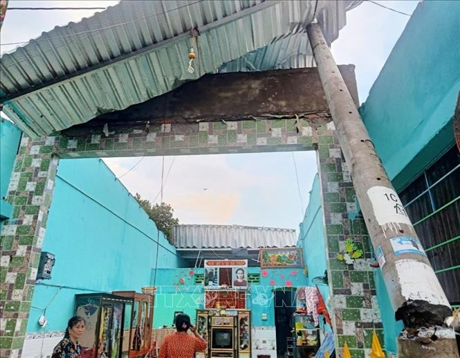 Giông, lốc khiến nhiều căn nhà người dân ở huyện An Phú, An Giang bị tốc mái gây thiệt hại nặng. Ảnh: TTXVN phát An Giang: Giông lốc khiến 158 căn nhà bị sập và tốc mái ảnh 2