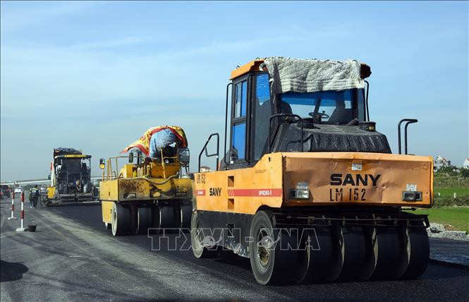 Thi công trên tuyến cao tốc Cao Bồ - Mai Sơn. Ảnh: Huy Hùng - TTXVN Chuẩn bị khởi công hai dự án cao tốc Bắc - Nam vừa chuyển đầu tư công ảnh 1