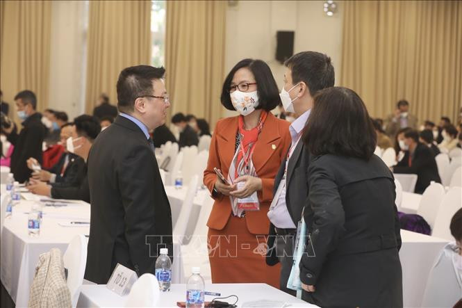 Đại biểu trao đổi bên lề Đại hội. Ảnh: Minh Quyết – TTXVN Đại hội lần thứ XI Hội Nhà báo Việt Nam: Xây dựng báo chí cách mạng giàu tính chiến đấu,nhân văn, chuyên nghiệp và hiện đại ảnh 2