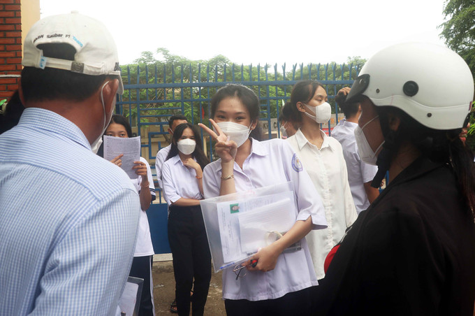 Em Trần Thị Bích Trâm, học sinh Trường Trung học Phổ thông Dân tộc Nội trú tỉnh Cà Mau vui vẻ sau khi làm tốt môn thi tiếng Anh vào chiều ngày 8/7. Ảnh: Huỳnh Anh - TTXVN Kỳ thi tốt nghiệp Trung học phổ thông năm 2022: Nhiều thí sinh hài lòng với bài thi Ngoại ngữ ảnh 1