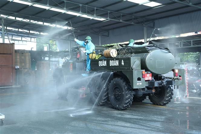 Tiểu đoàn Hóa học 38 (Bộ Tham mưu) và lực lượng Quân y (Cục Hậu cần) thuộc Quân đoàn 4 phun xịt khử khuẩn tại Công ty Trách nhiệm hựu hạn Puku và các khu vực trên địa bàn thị xã Tân Uyên, tỉnh Bình Dương hồi tháng 6/2021. Ảnh: Văn Hướng - Tuấn Anh/TTXVN Chuyển COVID-19 sang “bệnh nhóm B” – Nhiều câu hỏi bỏ ngỏ ảnh 2