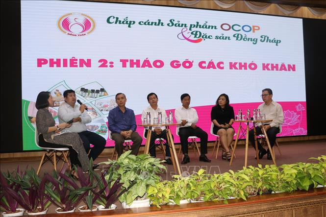 Các doanh nghiệp, hợp tác xã, nhà phân phối tham gia phiên tọa đàm “Tháo gỡ các khó khăn”. Ảnh: Nguyễn Văn Trí – TTXVN Đồng Tháp tạo giá trị gia tăng từ sản phẩm OCOP ảnh 2