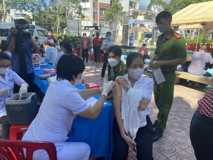 Tiêm vaccine phòng COVID-19 cho người dân trên địa bàn thành phố Bà Rịa (Bà Rịa - Vũng Tàu). Ảnh: Hoàng Nhị - TTXVN Dịch COVID19: Gần 9.300 F0 khỏi bệnh trong ngày 3/9; phần lớn ca COVID-19 mới nhiễm biến thể BA.5 ảnh 1