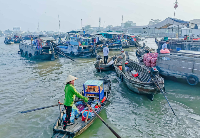 Hoạt động buôn bán, tham quan ở chợ nổi Cái Răng dần nhộn nhịp trở lại sau thời gian dịch bệnh. Ảnh: Thanh Liêm - TTXVN Du lịch Việt Nam: Bảo tồn và phát triển chợ nổi Cái Răng ảnh 1