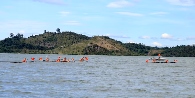 Khai hội Hội đua thuyền độc mộc tranh Cúp A Sanh và Liên hoan Văn hóa cồng chiêng Ia Grai 2023 ảnh 3
