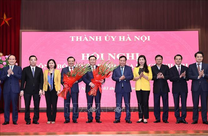 Chủ tịch Quốc hội Vương Đình Huệ, Bí thư Thành ủy Hà Nội Đinh Tiến Dũng và các đồng chí lãnh đạo chủ chốt thành phố Hà Nội. Ảnh: Trọng Đức - TTXVN Công bố quyết định của Bộ Chính trị phân công đồng chí Đinh Tiến Dũng làm Bí thư Thành ủy Hà Nội ảnh 2