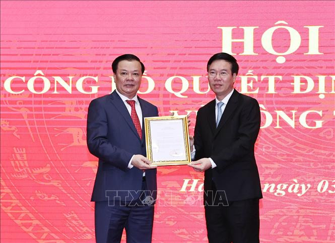 Đồng chí Võ Văn Thưởng trao Quyết định của Bộ Chính trị phân công đồng chí Đinh Tiến Dũng giữ chức Bí thư Thành ủy Hà Nội. Ảnh: Trọng Đức - TTXVN Công bố quyết định của Bộ Chính trị phân công đồng chí Đinh Tiến Dũng làm Bí thư Thành ủy Hà Nội ảnh 1
