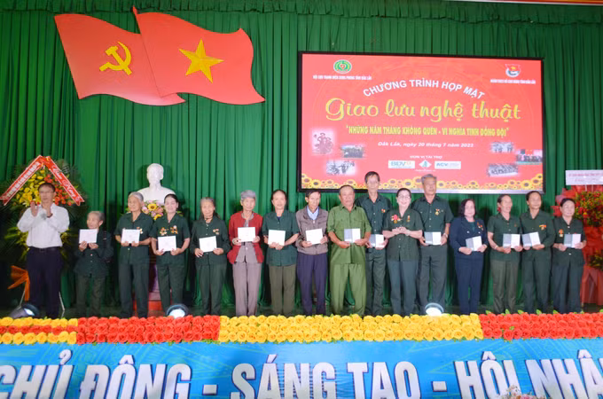 Ấm áp chương trình giao lưu nghệ thuật “Những năm tháng không quên - Vì nghĩa tình đồng đội” ảnh 2