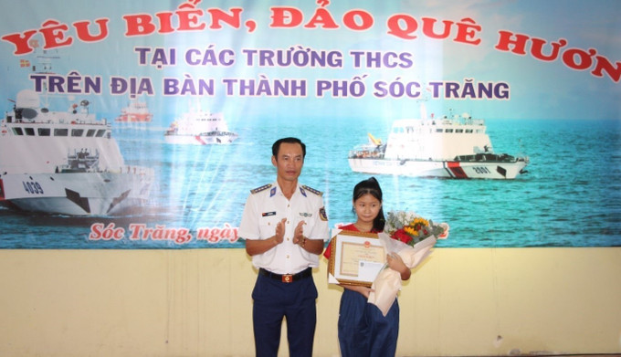 Em Trần Thái Bảo Ngọc, học sinh lớp 6/1 trường THCS Lê Hồng Phong, xuất sắc đoạt giải nhất của cuộc thi. Ảnh: Nhật Bình - TTXVN Lan tỏa tình yêu biển, đảo quê hương tại Sóc Trăng ảnh 2