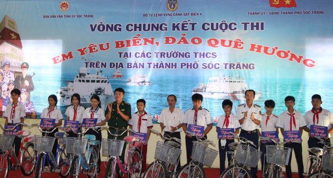 Bộ Tư lệnh Vùng Cảnh sát biển 4, đã trao 10 xe đạp cùng với 150 suất học bổng (trị giá 1 triệu đồng/suất) cho các em học sinh có hoàn cảnh khó khăn và nỗ lực trong học tập thuộc khối trung học cơ sở trên địa bàn thành phố Sóc Trăng. Ảnh: Nhật Bình - TTXVN Lan tỏa tình yêu biển, đảo quê hương tại Sóc Trăng ảnh 1