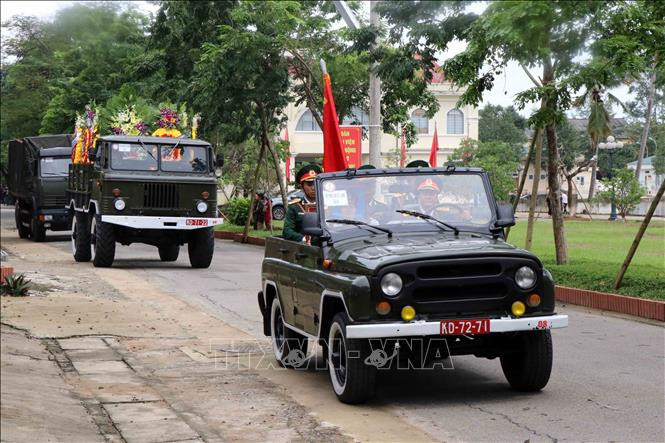 Quang cảnh lễ truy điệu, tiễn đưa các liệt sĩ về với đất mẹ. Ảnh: Đỗ Trưởng-TTXVN Vụ sạt lở tại Thủy điện Rào Trăng 3: Tiễn đưa các anh về với đất mẹ ảnh 2