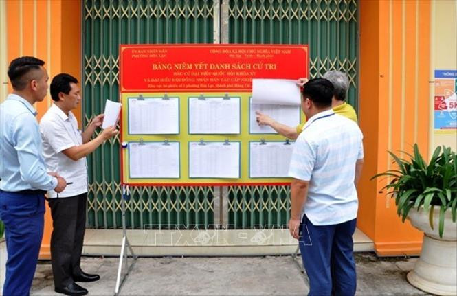 Niêm yết danh sách cử tri được công khai ở nhà văn hóa phường Hòa Lạc (thành phố Móng Cái, tỉnh Quảng Ninh). Ảnh: TTXVN phát Bầu cử QH và HĐND: Mỗi công dân chỉ được ghi tên vào một danh sách cử tri ảnh 1