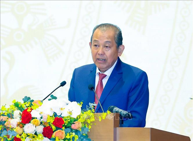 Phó Thủ tướng Thường trực Trương Hoà Bình trình bày báo cáo tóm tắt về tình hình thực hiện kế hoạch phát triển KT - XH năm 2020 và 5 năm 2016 - 2020, dự kiến nhiệm vụ thời gian tới. Ảnh: Thống Nhất – TTXVN Hội nghị Chính phủ với địa phương: “Khó khăn gấp hai thì phải nỗ lực, cố gắng gấp ba”, quyết tâm thực hiện "mục tiêu kép" ảnh 1