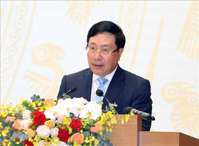 Phó Thủ tướng Phạm Bình Minh trình bày Báo cáo tóm tắt kiểm điểm công tác chỉ đạo, điều hành của Chính phủ năm 2020 và 5 năm 2016-2020. Ảnh: Thống Nhất – TTXVN Hội nghị Chính phủ với địa phương: “Khó khăn gấp hai thì phải nỗ lực, cố gắng gấp ba”, quyết tâm thực hiện "mục tiêu kép" ảnh 2