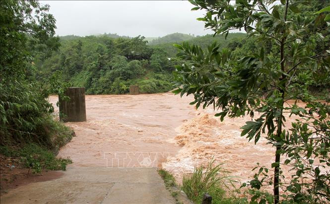 Một số ngầm, cầu tràn bị ngập sâu khiến nhiều địa phương tại huyện Minh Hóa bị chia cắt, cô lập. Ảnh: Văn Tý - TTXVN Quảng Bình: Nhiều nơi bị chia cắt, cô lập do mưa lớn ảnh 1
