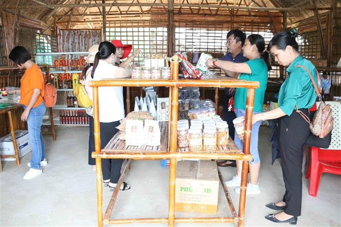 Khách ngoài tỉnh tham quan, mua các sản phẩm OCOP tại Cửa hàng giới thiệu sản phẩm OCOP tại thị xã Duyên Hải, tỉnh Trà Vinh. Ảnh: Thanh Hòa - TTXVN Trà Vinh đặt mục tiêu có ít nhất 165 sản phẩm OCOP năm 2025 ảnh 1