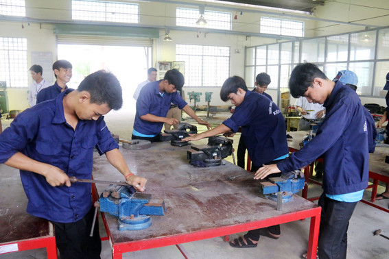 Đào tạo nghề tại Trường Trung cấp nghề Dân tộc nội trú tỉnh Kiên Giang. Ảnh: Lê Huy Hải-TTXVN Kiên Giang: Thực hiện tốt chính sách giáo dục vùng đồng bào dân tộc thiểu số ảnh 1