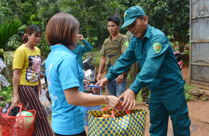Hội Liên hiệp Phụ nữ xã Ea Ning cùng người dân hỗ trợ cơm trưa cho tổ chốt chặn tại buôn Pứk Prông, xã Ea Ning, huyện Cư Kuin, tỉnh Đắk Lắk. Ảnh: Hoài Thu – TTXVN Đắk Lắk: Đoàn kết là cội nguồn sức mạnh ảnh 7