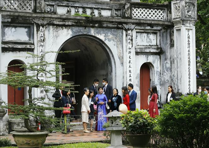 Phu nhân Thủ tướng Nhật Bản Suga Yoshihide thăm Văn Miếu - Quốc Tử Giám .Ảnh: Doãn Tấn - TTXVN Đánh thức giá trị không gian văn hóa Quốc Tử Giám (Hà Nội) ảnh 1