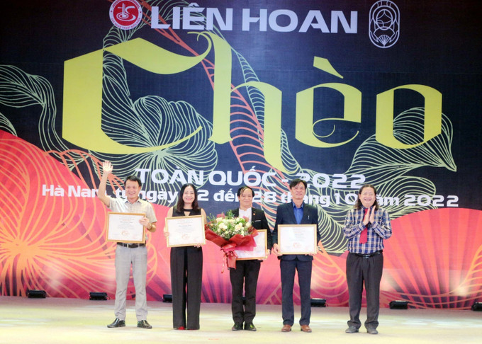 Trao Huy chương vàng cho nội dung Vở diễn xuất sắc. Ảnh: Thanh Tuấn - TTXVN Bế mạc Liên hoan Chèo toàn quốc 2022: Đưa nghệ thuật truyền thống phát triển đáp ứng thị trường đương đại ảnh 3