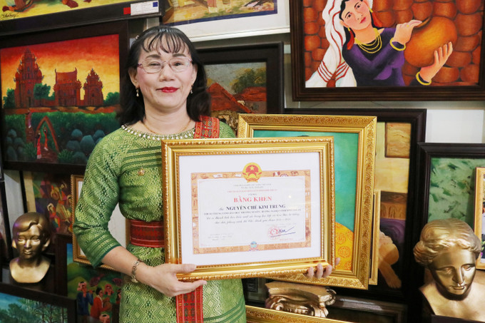 Thạc sĩ, họa sĩ Chế Kim Trung được Chủ tịch UBND tỉnh Ninh Thuận tặng Bằng khen vì đã có thành tích tiêu biểu xuất sắc trong học tập và làm theo tư tưởng, đạo đức, phong cách Hồ Chí Minh giai đoạn 2021 – 2023. Ảnh: Nguyễn Thành – TTXVN Chế Kim Trung - Nữ họa sĩ người Chăm với nhiều tác phẩm về Bác Hồ ảnh 5