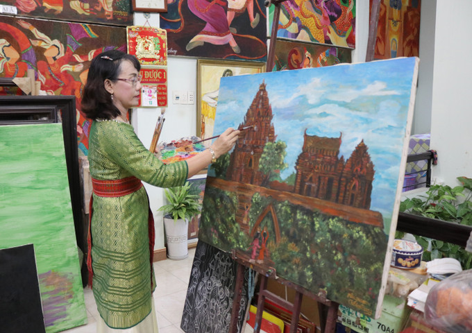 Thạc sĩ, họa sĩ Chế Kim Trung say mê sáng tạo mỹ thuật. Ảnh: Nguyễn Thành – TTXVN Chế Kim Trung - Nữ họa sĩ người Chăm với nhiều tác phẩm về Bác Hồ ảnh 1