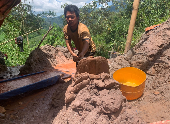 Một phu vàng làm việc tại điểm Nậm Khá, xã Mù Cả, huyện Mường Tè, tỉnh Lai Châu. Ảnh: TTXVN "Vàng tặc" lộng hành tàn phá những cánh rừng phòng hộ ở Lai Châu (Bài 2) ảnh 3