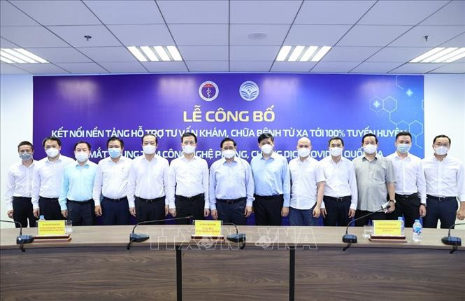 Thủ tướng Phạm Minh Chính với các đại biểu tại lễ ra mắt Trung tâm công nghệ phòng, chống dịch COVID-19 quốc gia. Ảnh: Dương Giang-TTXVN Thủ tướng Phạm Minh Chính dự lễ công bố kết nối nền tảng hỗ trợ tư vấn khám, chữa bệnh từ xa ảnh 1