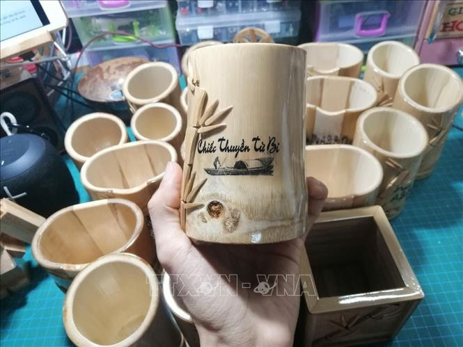 Những sản phẩm độc đáo từ tre do Hồ Em tạo ra. Ảnh: Công Mạo - TTXVN Chàng trai khuyết tật thổi hồn vào các sản phẩm từ tre ảnh 3
